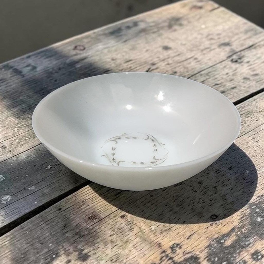 Anchor Hocking Silver Wheat‎ Serving Bowl, Suburbia  arvest Pattern Milk Glass
